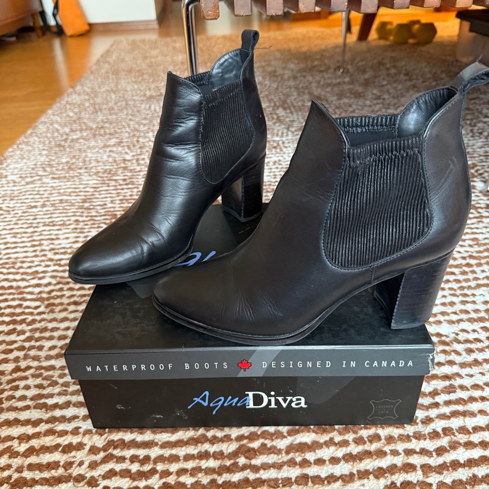 AquaDiva Topia Waterproof Chelsea Booties, size 10